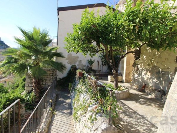 casa indipendente in vendita a Ragusa in zona Ibla