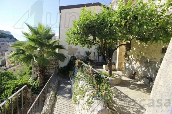 casa indipendente in vendita a Ragusa in zona Ibla