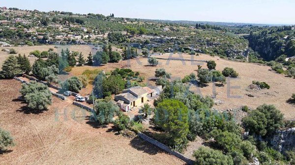 negozio in vendita a Ragusa in zona Donnafugata