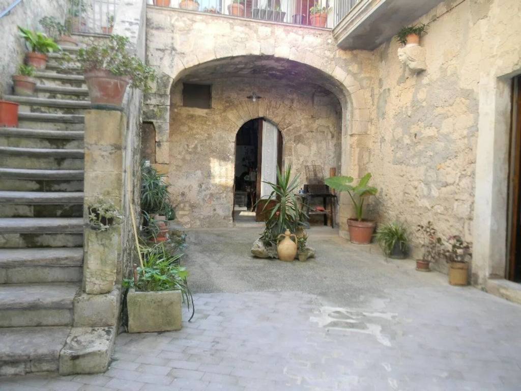 casa indipendente in vendita a Ragusa in zona Ibla