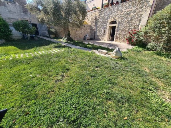 intera palazzina in vendita a Ragusa in zona Ibla