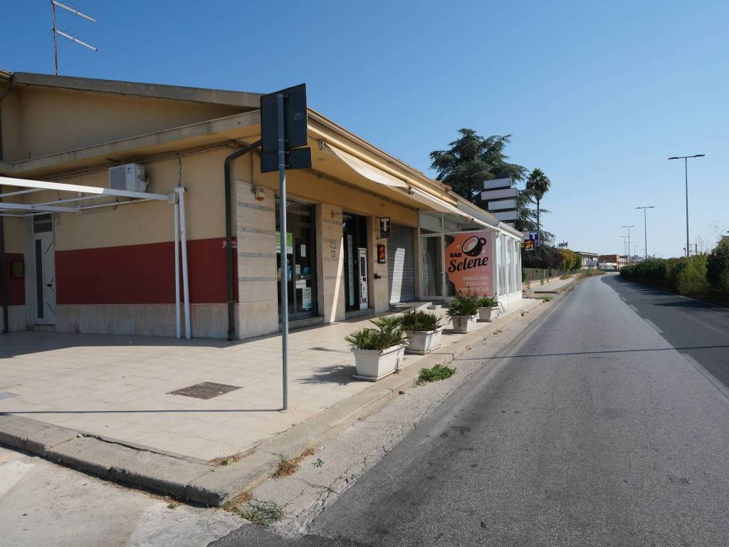 negozio in vendita a Ragusa in zona San Giacomo / Bellocozzo