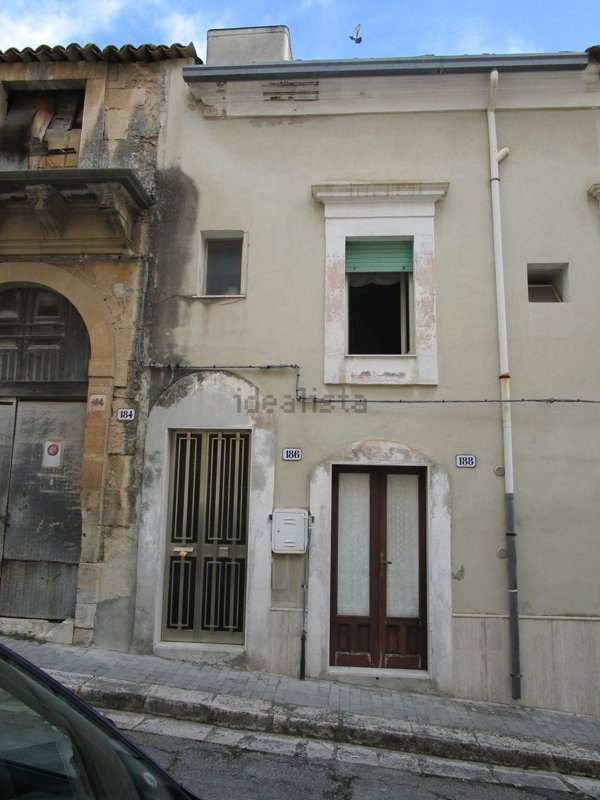 casa indipendente in vendita a Ragusa in zona Ragusa Centro
