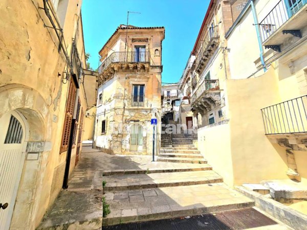 casa indipendente in vendita a Ragusa in zona Ibla