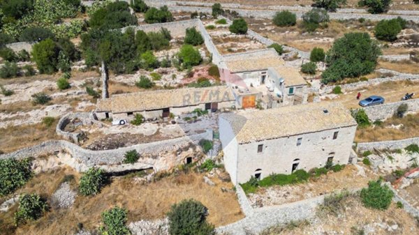 casa indipendente in vendita a Ragusa in zona Marina