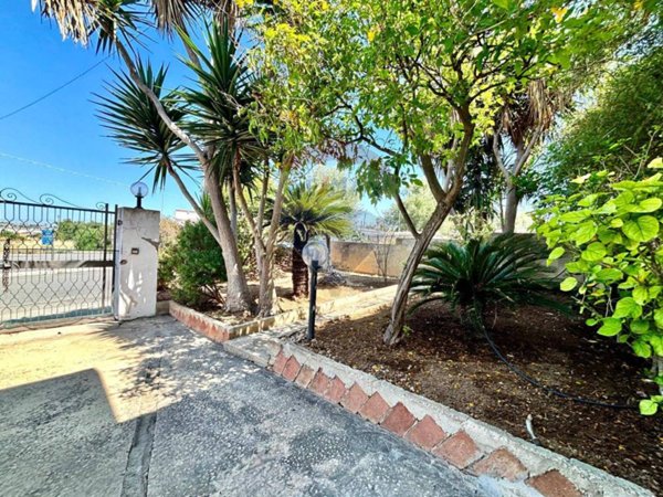 casa indipendente in vendita a Ragusa in zona Marina