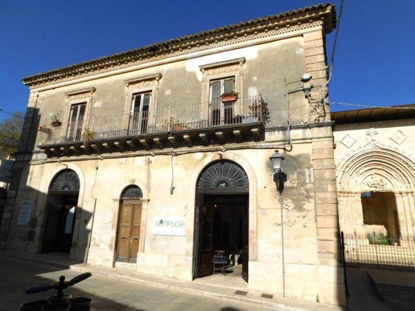 intera palazzina in vendita a Ragusa in zona Ibla