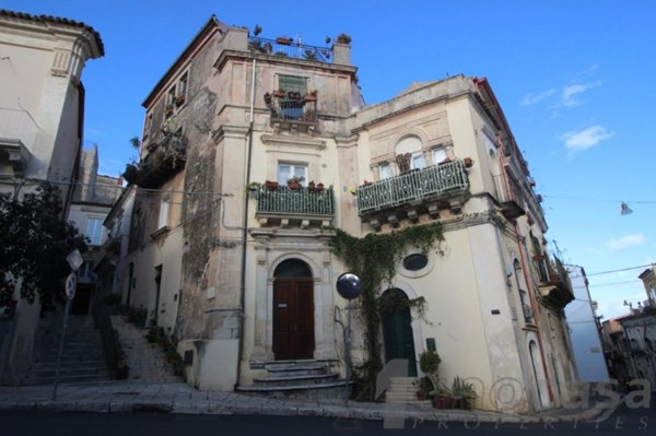 casa indipendente in vendita a Ragusa in zona Ragusa Centro