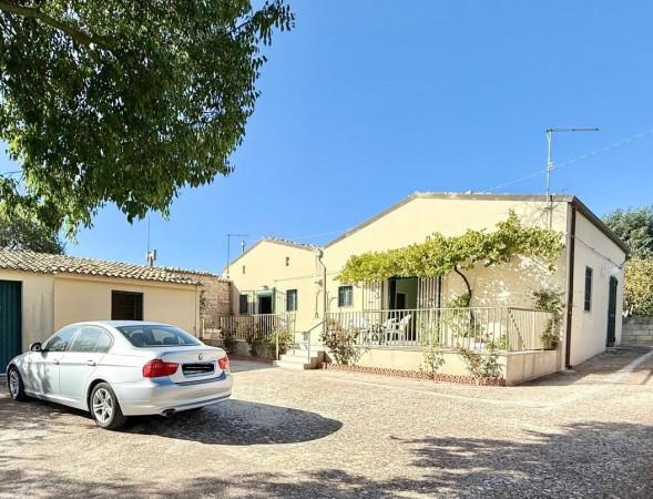 casa indipendente in vendita a Ragusa