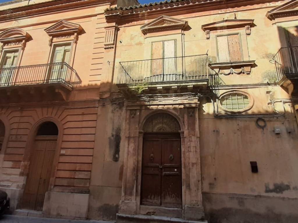 intera palazzina in vendita a Ragusa in zona Ibla