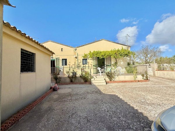 casa indipendente in vendita a Ragusa