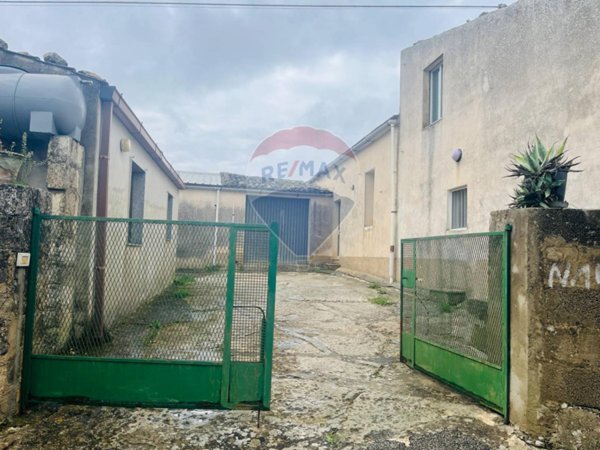 casa indipendente in vendita a Ragusa in zona San Giacomo / Bellocozzo