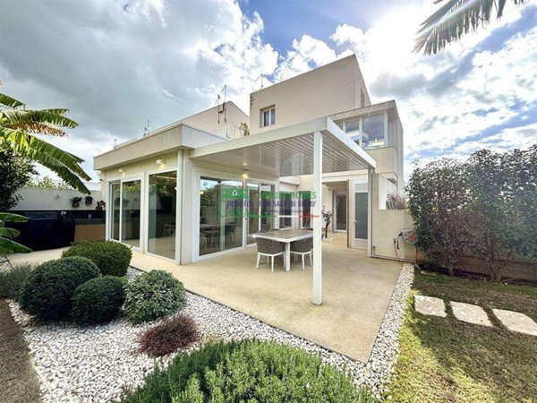 casa indipendente in vendita a Ragusa in zona Marina