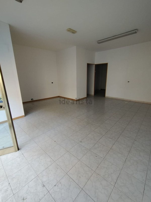 locale commerciale in vendita a Ragusa