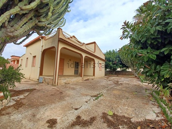 casa indipendente in vendita a Ragusa in zona Marina
