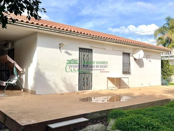 casa indipendente in vendita a Ragusa in zona Marina