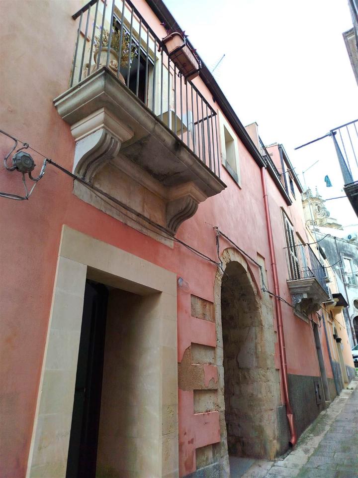 casa indipendente in vendita a Ragusa in zona Ibla
