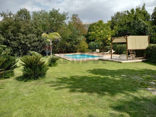 casa indipendente in vendita a Ragusa in zona Ibla