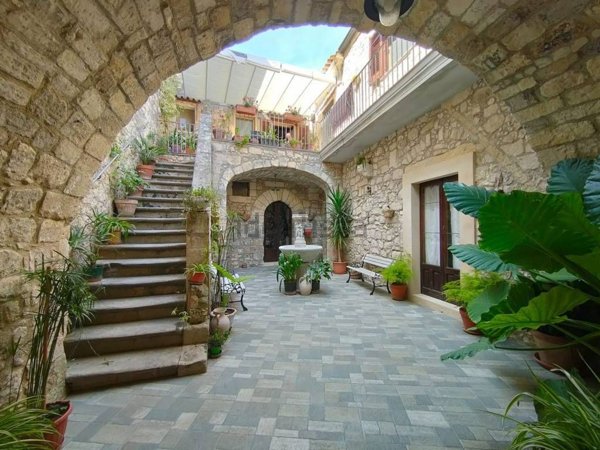 casa indipendente in vendita a Ragusa in zona Ibla