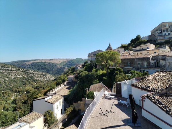 intera palazzina in vendita a Ragusa in zona Ibla