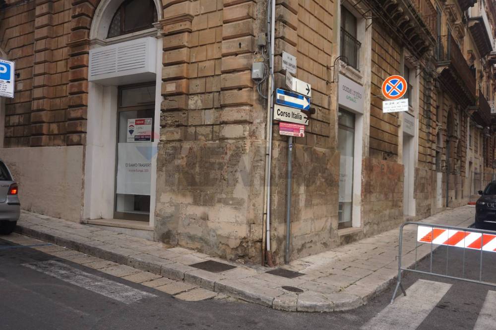 locale commerciale in vendita a Ragusa in zona Ragusa Centro