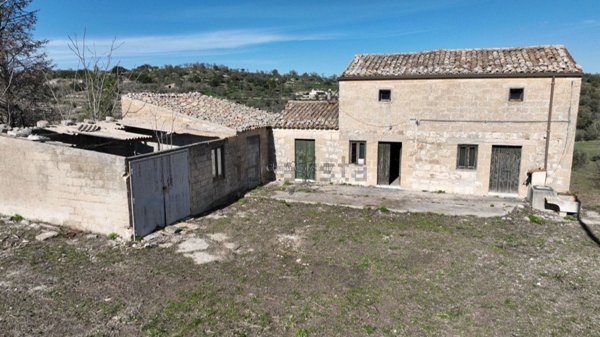 casa indipendente in vendita a Ragusa