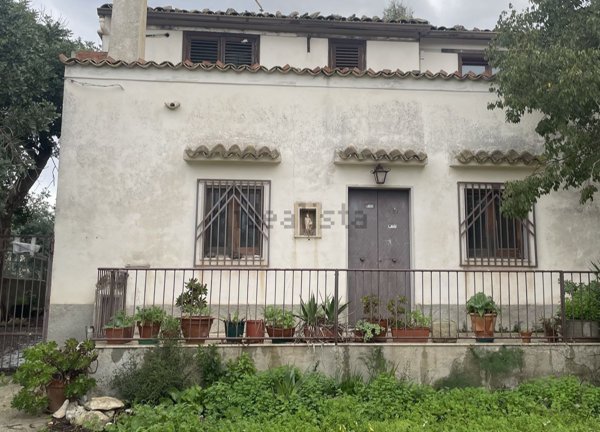 casa indipendente in vendita a Ragusa in zona Marina