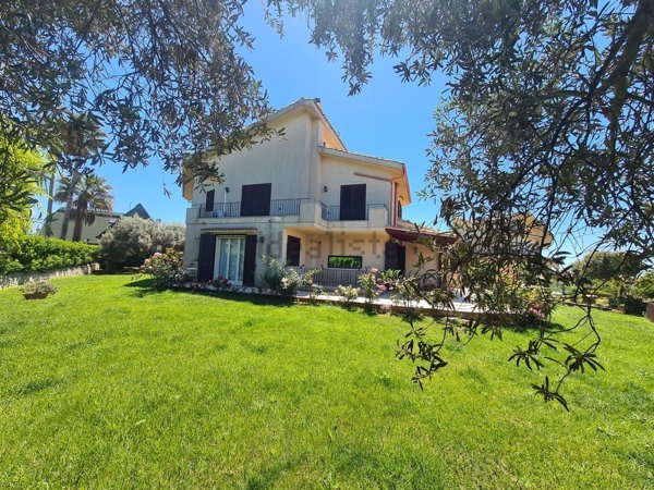 casa indipendente in vendita a Ragusa