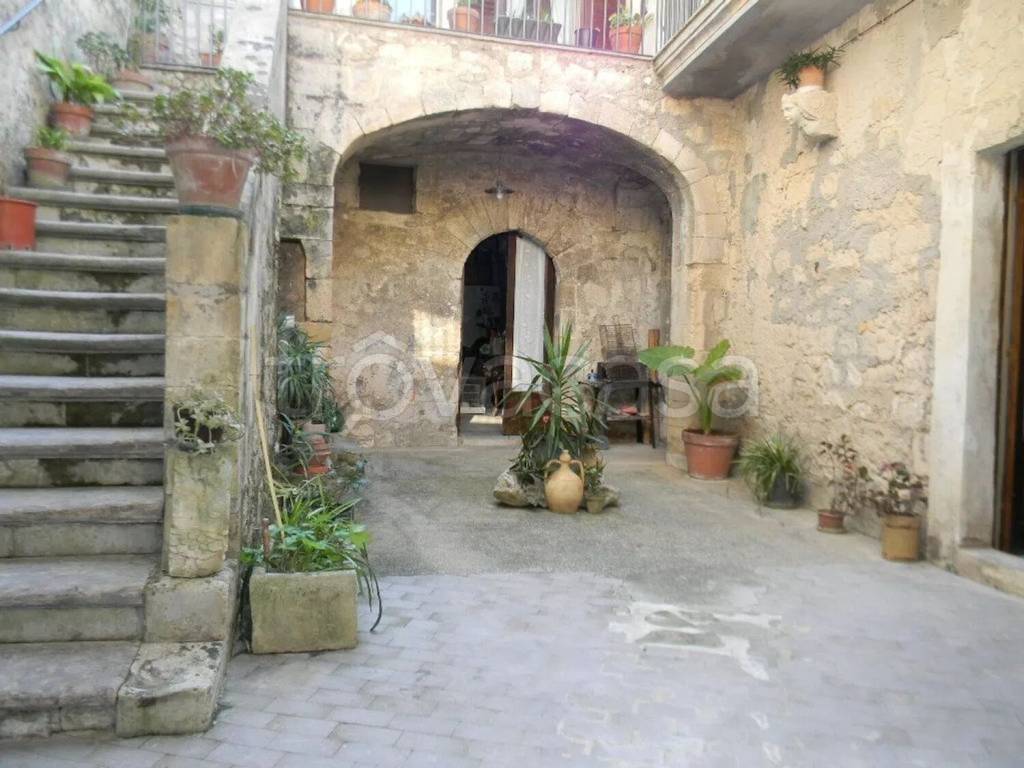 casa indipendente in vendita a Ragusa in zona Ragusa Centro