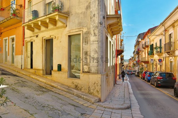 locale commerciale in vendita a Ragusa in zona Ragusa Centro