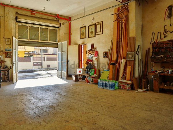 locale commerciale in vendita a Ragusa