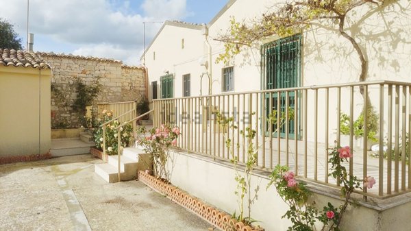 casa indipendente in vendita a Ragusa