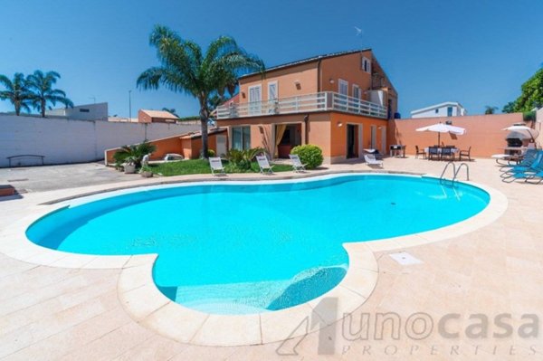 casa indipendente in vendita a Ragusa in zona Marina