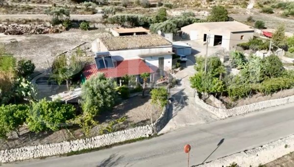 casa indipendente in vendita a Ragusa