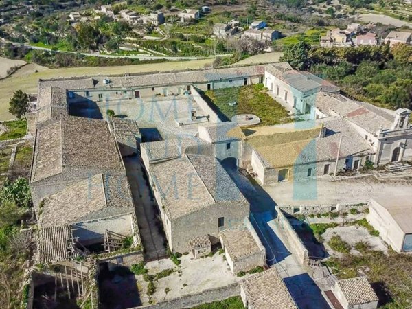 intera palazzina in vendita a Ragusa in zona Ibla