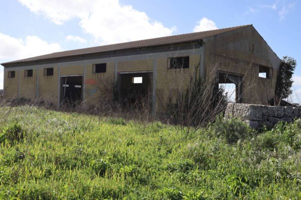 locale commerciale in vendita a Ragusa