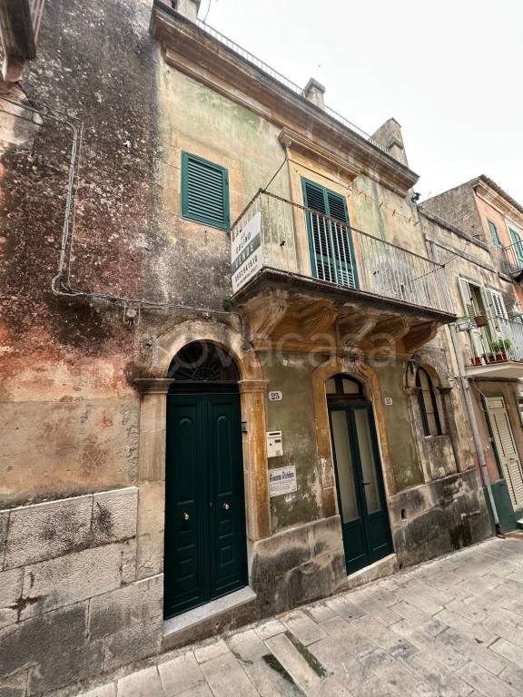 casa indipendente in vendita a Ragusa in zona Ragusa Centro