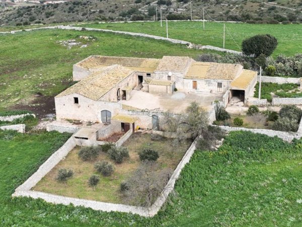 negozio in vendita a Ragusa in zona Donnafugata