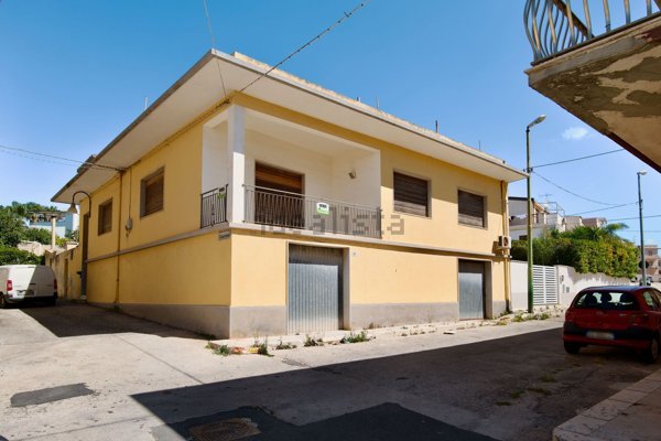 casa indipendente in vendita a Ragusa