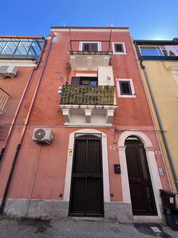 casa indipendente in vendita a Ragusa in zona Ragusa Centro