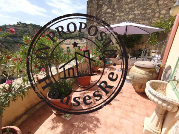casa indipendente in vendita a Ragusa in zona Ibla