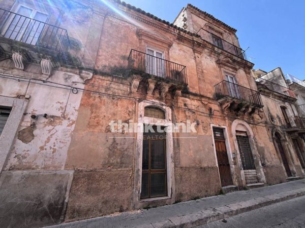 negozio in vendita a Ragusa in zona Ragusa Centro
