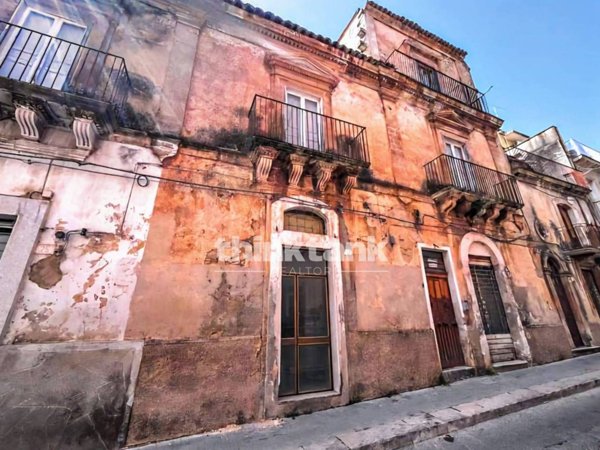 casa indipendente in vendita a Ragusa in zona Ragusa Centro