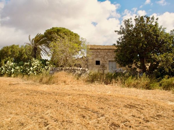locale commerciale in vendita a Ragusa in zona Marina