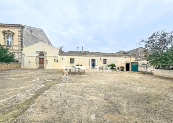 casa indipendente in vendita a Ragusa in zona Ragusa Centro