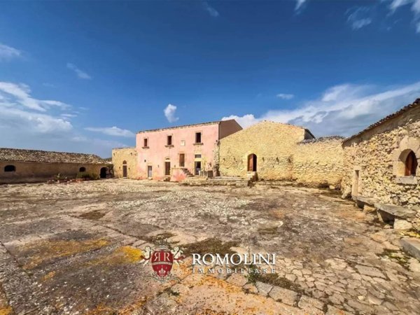 casa indipendente in vendita a Ragusa in zona Marina