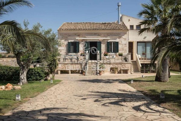 casa indipendente in vendita a Ragusa