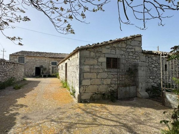casa indipendente in vendita a Ragusa in zona Ragusa Centro