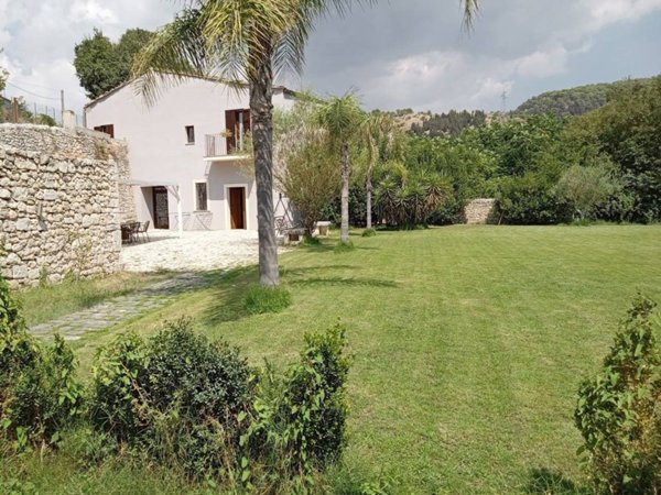 casa indipendente in vendita a Ragusa in zona Ibla
