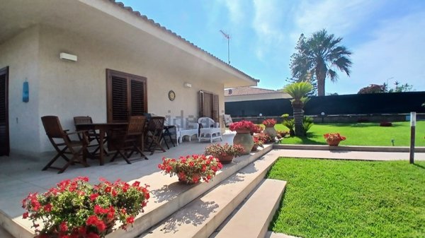 casa indipendente in vendita a Ragusa in zona Marina